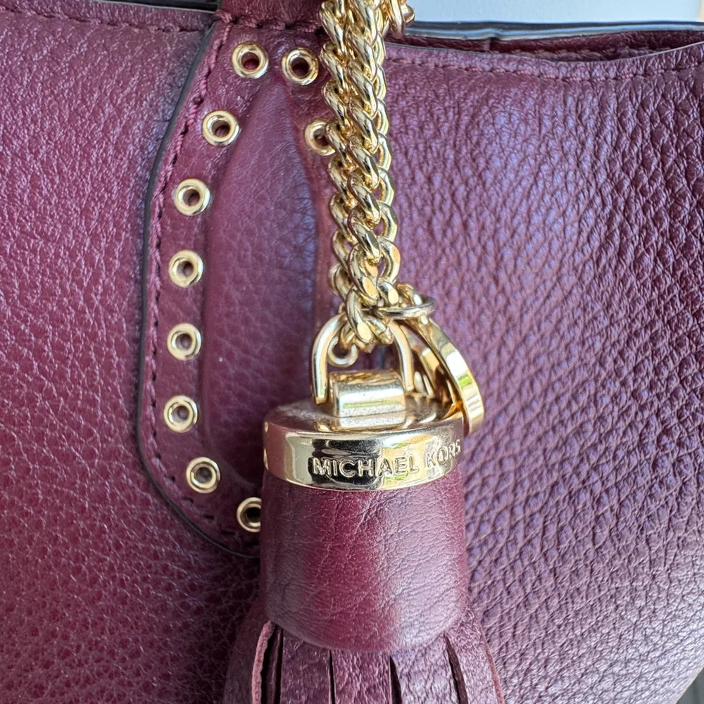 Gorgeous Michael Kors Handbag/Crossbody in very good preloved condition!